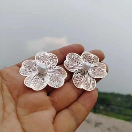 Korean silver flower earrings with pearl center – stylish women’s jewelry