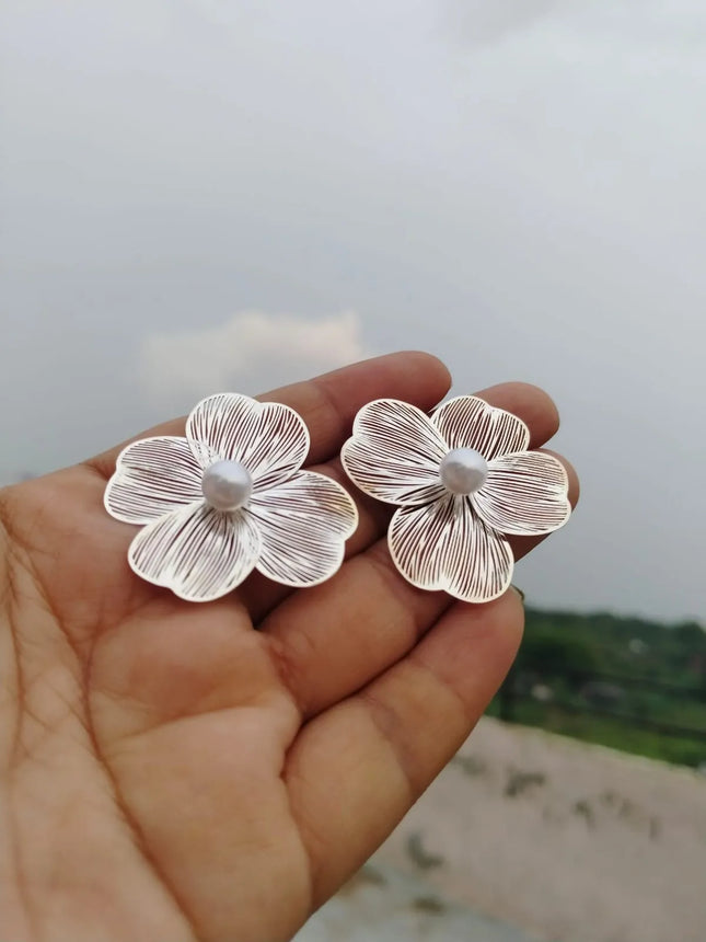 Korean silver flower earrings with pearl center – stylish women’s jewelry